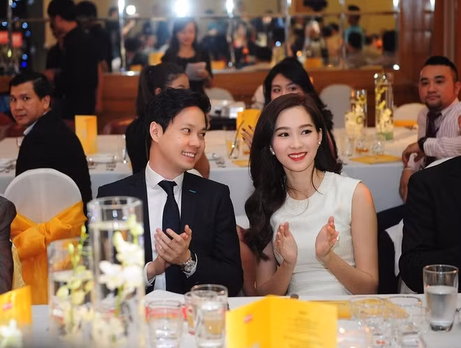 Theo tìm hiểu của Phapluatplus, người yêu của Hoa hậu Thu Thảo là doanh nhân Nguyễn Trung Tín, sinh năm 1987. Năm 2011, anh tốt nghiệp đại học Melbourne (Úc) và hiện là Tổng giám đốc một công ty nổi tiếng bậc nhất trong giới bất động sản của Việt Nam. Trẻ tuổi nhưng Nguyễn Trung Tín sở hữu khối lượng tài sản đáng nể khi nắm trong tay nhiều cơ sở kinh doanh lớn nhỏ ngay trung tâm TP.HCM. Anh cũng từng lọt vào Top 30 người trẻ nổi bật dưới 30 tuổi do tạp chí Forbes Việt Nam bầu chọn.