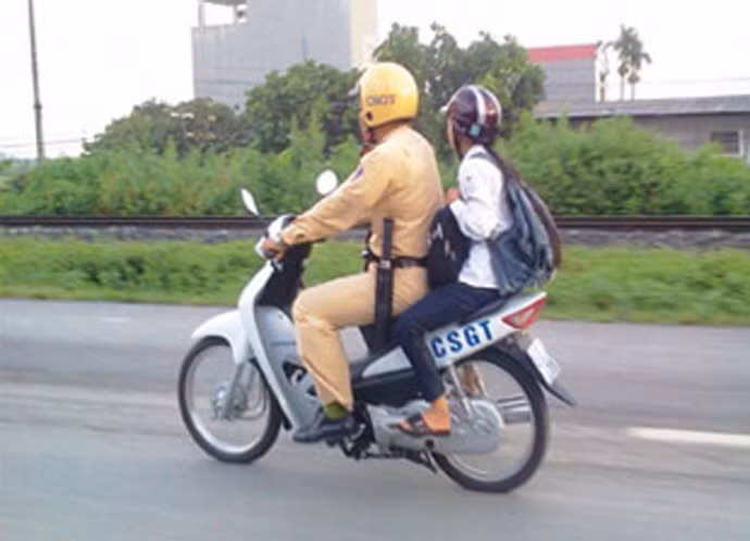 Chở thí sinh đến điểm thi.