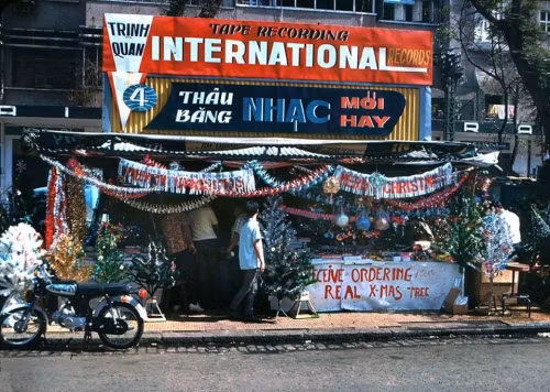 Một cửa tiệm bán cây thông nhựa và những đồ trang trí – Mùa Giáng Sinh 1964.