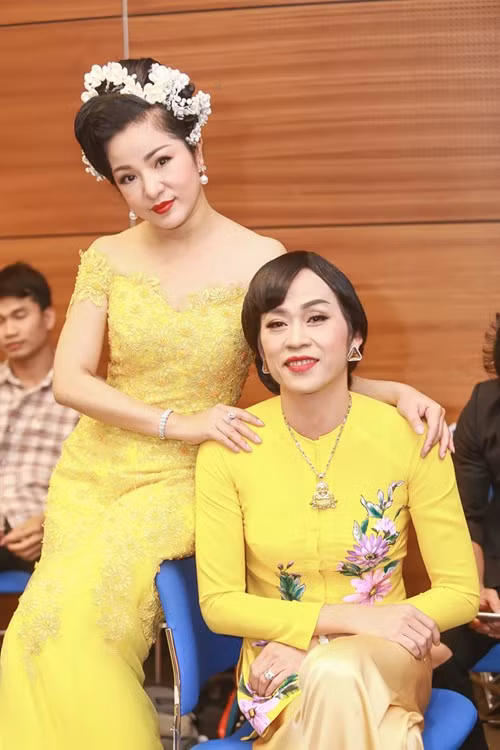 Hoài Linh mặc áo bà ba, vào vai bà mẹ khó tính nhưng vô cùng yêu thương con.