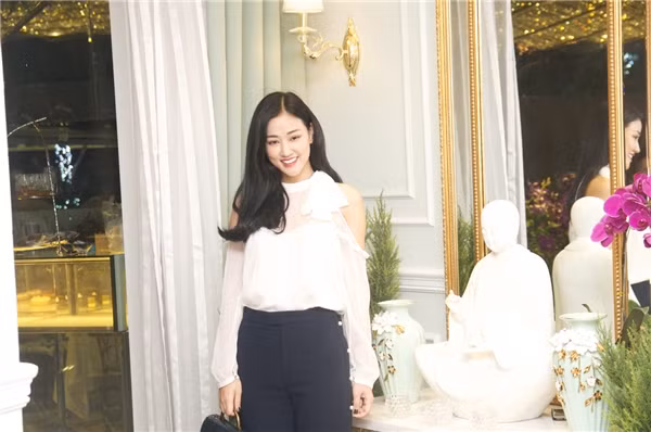 Sau thời gian dài rút khỏi làng giải trí để chăm sóc con gái và tập trung cho công việc kinh doanh thì mới đây, Maya bất ngờ xuất hiện tại một sự kiện của bản thân.