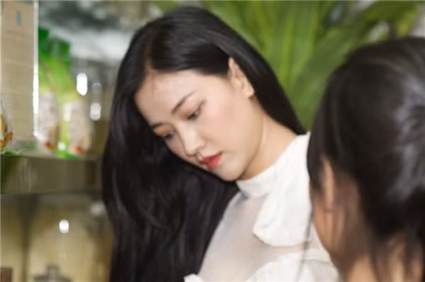 Khi được hỏi về bố của con gái, Maya cho biết, cô khá hụt hẫng vì không có người đàn ông ở cạnh khi sinh con. Tuy nhiên, cô không oán trách anh vì đó là sự lựa chọn của cô chấp nhận đương đầu với nó. Người đẹp thừa nhận nếu xét theo phương diện tìm kiếm một người đàn ông để mang lại hạnh phúc thì quyết định đến với bố của con gái là sai, tuy nhiên, nếu nhìn nhận dưới góc độ cô đang là mẹ và hạnh phúc với con gái nhỏ thì ngược lại, cô sợ bé Bồ Câu sẽ buồn khi đọc được điều này.
