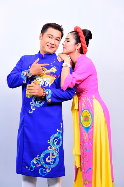 Cặp đôi ăn ý trong nhiều tình huống xử lý trên truyền hình. Việt Trinh cũng khẳng định vì cô và anh Lý Hùng từng hợp tác hàng chục năm nên mới có thể tự nhiên không ngại ngùng.