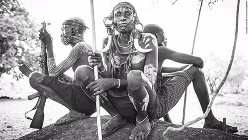 Một người đàn ông thuộc bộ lạc Mursi.
