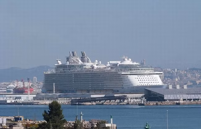 Allure of the Seas trong chuyến hải hành đi qua một cảng biển châu Âu.