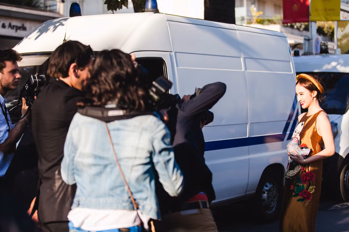 Kết thúc các hoạt động tại Liên hoan phim Cannes, người đẹp Angela Phương Trinh, Thanh Thúy và các đồng nghiệp sẽ tiếp tục bay sang Cộng Hòa Séc tham dự “Tuần lễ phim Việt Nam” tổ chức tại đây. “Taxi, em tên gì?” là một trong 3 bộ phim Việt được chọn công chiếu phục vụ bà con kiều bào.