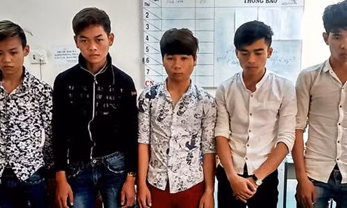 Nhom con do vay chem lia tay thanh nien duoi chan cau