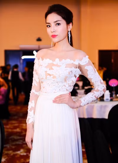 Hoa hau Ky Duyen dien do xuyen thau... lo vong mot cang tron