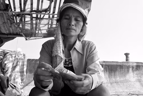 Sau một buổi sáng, bà Nguyễn Thị Cậy (51 tuổi) kiếm được 55.000 đồng. Số tiền này, bà tích góp trang trải cho cuộc sống và nuôi hai người con ăn học.
