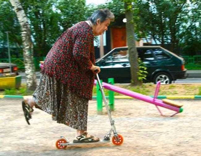 Từ bé đến giờ mới được chơi cái xe này đấy.