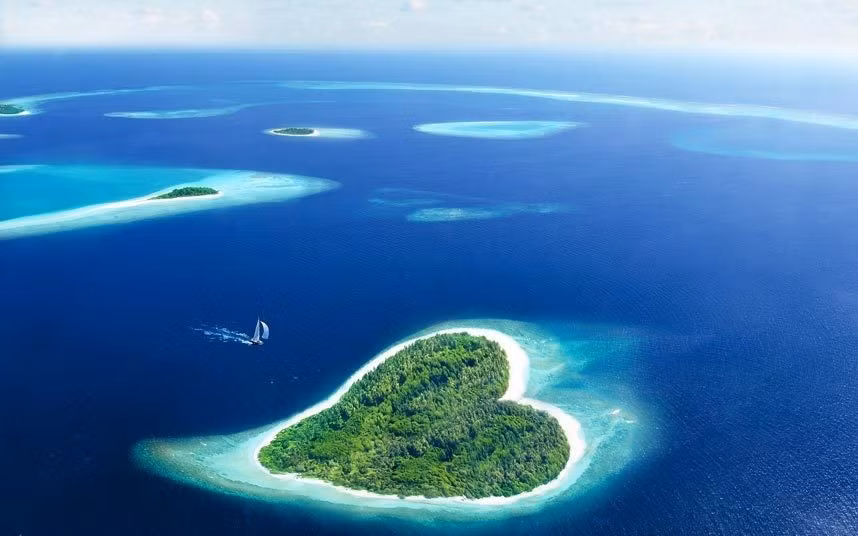 13. Tắm nắng ở Maldives: Maldives là một trong những điểm nghỉ dưỡng nổi tiếng nhất thế giới. Khi biển dâng, quần đảo này sẽ đối mặt với nguy cơ biến mất, do độ cao trung bình so với mực nước chỉ khoảng 5 m.