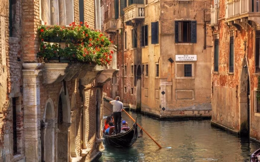10. Dạo bước ở Venice, Italy: Những tàu du lịch cỡ lớn qua lại trên kênh Giudecca đã có ảnh hưởng trực tiếp và gián tiếp tới vấn đề lũ lụt ở Venice. Đồng thời, thành phố này cũng đang chìm dần, mực nước biển dâng cao khiến cho tình hình ngày một xấu đi.