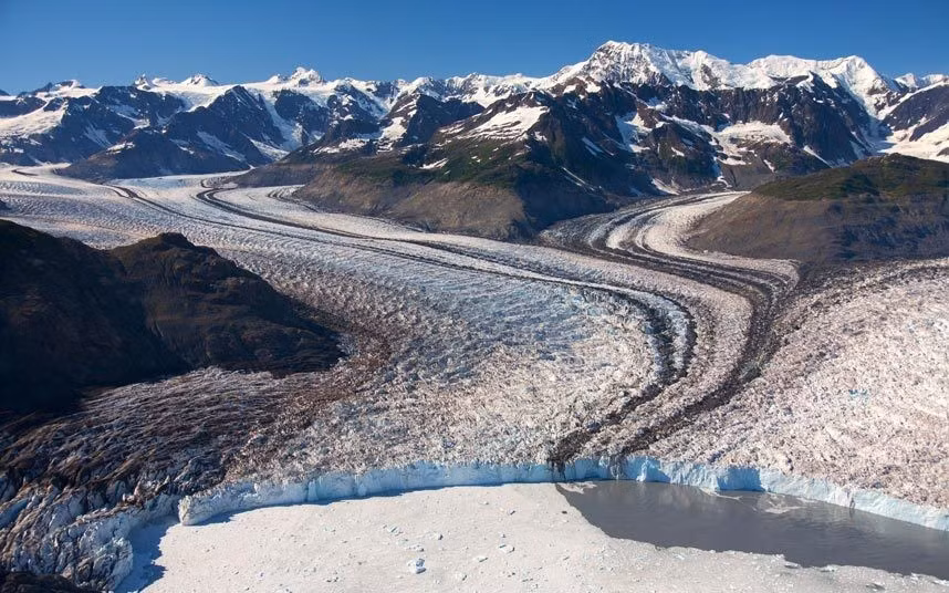 8. Ngắm sông băng Columbia, Alaska, Mỹ: Một trong những sông băng lớn và đẹp nhất thế giới đang bị thu hẹp với tốc độ chóng mặt. Các nhà khoa học dự đoán sông Columbia sẽ chỉ còn khoảng hơn 40 km vào năm 2020.