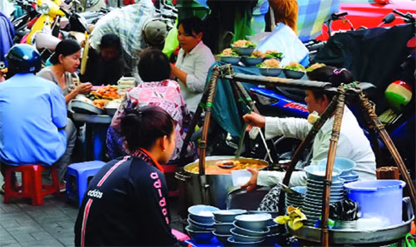 Những người bán hàng rong đi khắp chợ, bán những món ăn đơn giản cho người buôn bán ở chợ, như hải sản nướng đựng trong lá chuối, hay gỏi cuốn chấm tương.