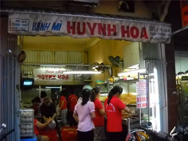 Bánh mì Huỳnh Hoa (đường Lê Thị Riêng, quận 1) cũng được Calder Quinn chia sẻ như một trong những quán ngon Sài Gòn điển hình.