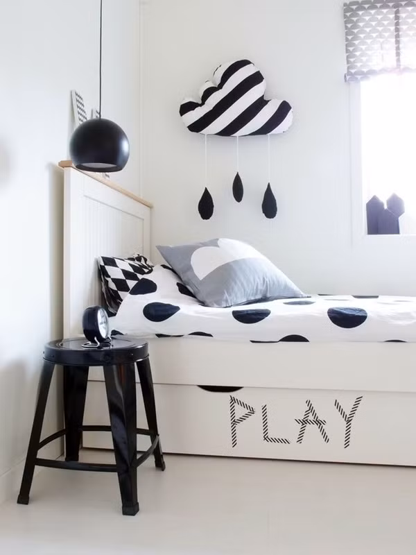 Đám mây ngộ nghĩnh mang cơn mưa nhỏ đến cho căn phòng.