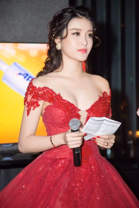 Huyền My tự tin làm MC.