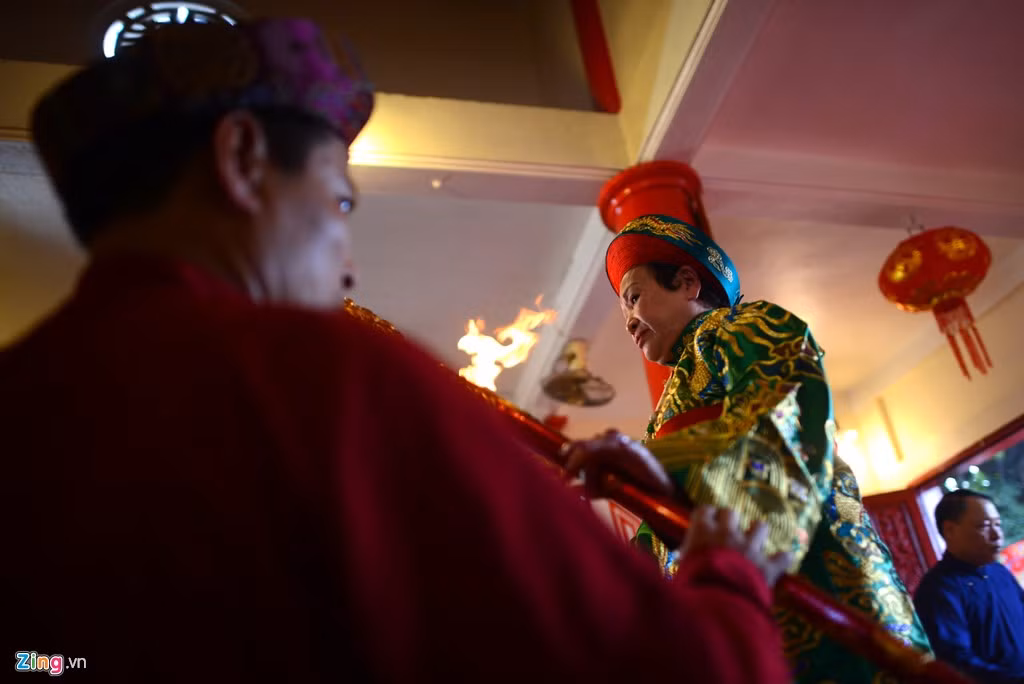 Trên nền tảng của tín ngưỡng thờ nữ thần, đây là một hình thức thờ cúng người mẹ hóa thân ở các miền trời, sông nước, rừng núi, hình thành và phát triển mạnh.