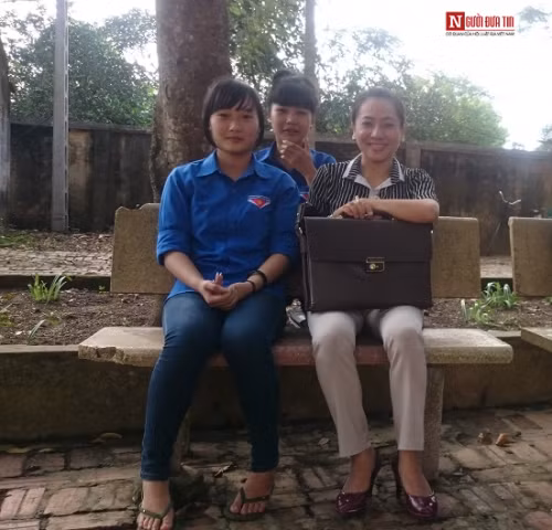 Cô Hoàn tại ngôi trường nơi cô giảng dạy. Ảnh: Lâm Tú.