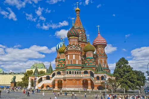 Nhà thờ thánh Basil (Moscow, Nga) Nhà thờ chính có 9 nhà thờ nhỏ hơn được xây dựng xung quanh – tượng trưng cho số lần chiến thắng quân Mông Cổ.