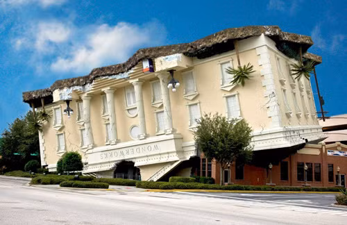 Wonderworks (Tennessee, Mỹ) Công viên trong nhà này trông như một ngôi nhà lộn ngược, mô phỏng một viện bảo tàng bị lật đổ do một trận bão.