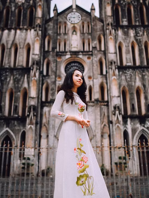Nữ sinh xinh đẹp, sở hữu vóc dáng chuẩn.