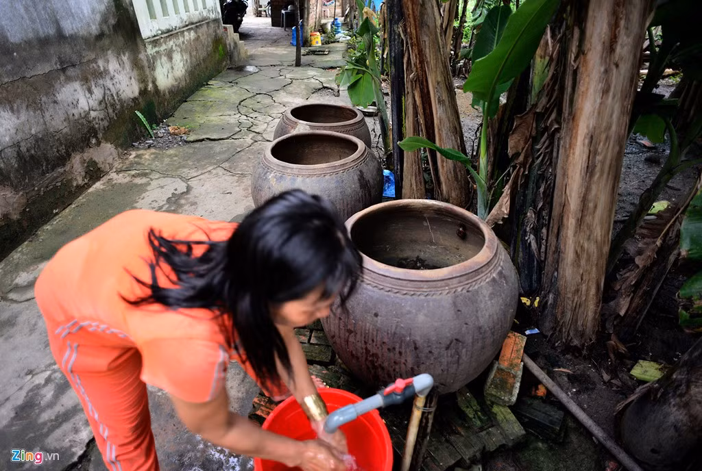 Gia đình bà Bế thì không dám dùng nước mưa vì màu đen ngòm, có mùi lạ, nước khoan từ dưới đất chỉ để tắm giặt. Mỗi ngày gia đình bà mất một bình nước lọc mua với giá 12.000 đồng.