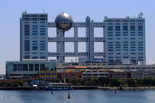 Đài truyền hình Fuji (Tokyo, Nhật) Tòa nhà Đài truyền hình Fuji được xây dựng với kết cấu kim loại có hình lưới. Qủa cầu bạc khổng lồ ở giữa nặng 1200 tấn và được thiết kế trông như bị mặc lại. Tòa nhà này có khả năng chống lại động đất hoàn toàn.