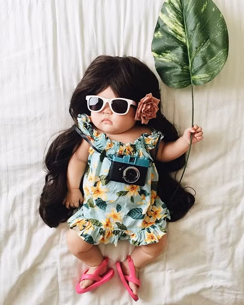 Tất cả những trang phục mà Laura thay cho con gái mình đều khá rườm rà vì chúng đều là những trang phục cosplay. Tuy vậy, sau khi đã mặc được những bộ đồ đáng yêu này cho con gái, Laura Izumikawa Choi đã cho ra những hình ảnh cực ngộ nghĩnh, dễ thương, thu hút hàng trăm ngàn người theo dõi.