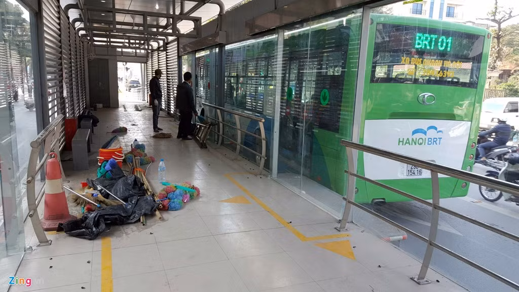Trong khi đó, sáng cùng ngày, nhiều nhà chờ vẫn đang trong tình trạng nhếch nhác. Ông Nguyễn Hoàng Hải, Giám đốc Trung tâm Quản lý điều hành Giao thông đô thị Hà Nội, cho biết sáng nay hơn 20 chiếc buýt nhanh chạy thử nghiệm. Số xe này chạy theo đúng phương án, biểu đồ của tuyến để xem mức độ ùn tắc giao thông trên toàn tuyến, thời gian đến điểm cuối có đúng như kế hoạch hay không.