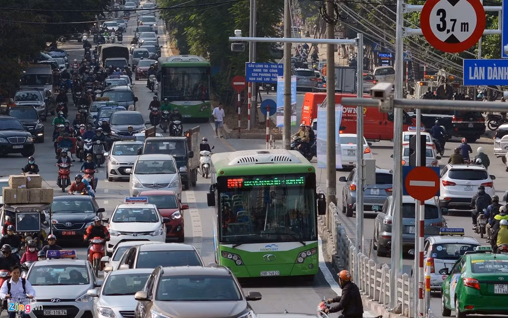 Tuy nhiên, trong đợt chạy thử nghiệm sáng nay, ở đoạn đường chưa đầy 30 m nhưng có 2 chiếc buýt nhanh nối đuôi nhau. Nguyên nhân dẫn đến tình trạng này là ùn tắc khiến các xe không giữ được lộ trình, khoảng cách.