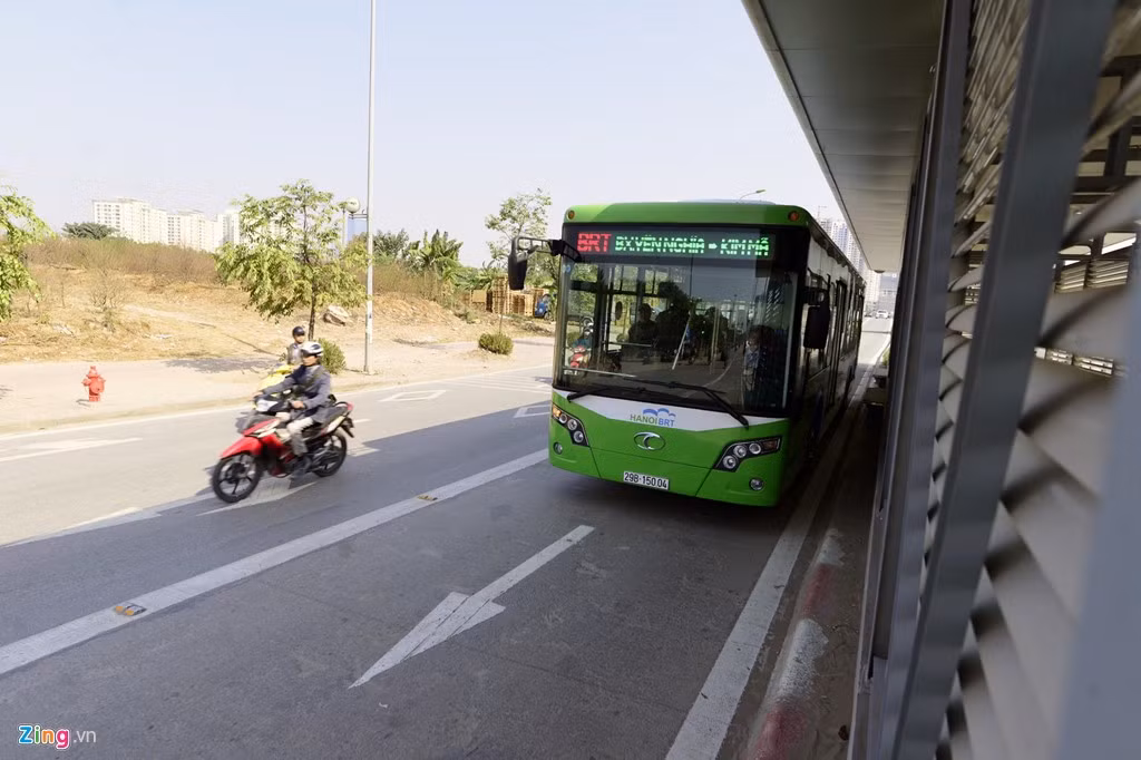 Theo kế hoạch của Sở GTVT Hà Nội, khoảng 5-15 phút sẽ có một tuyến buýt nhanh đi qua nhà chờ.