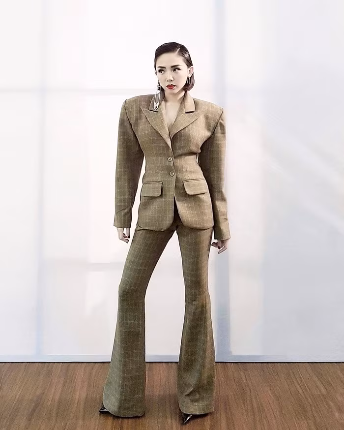 Bộ suit mang hơi thở cổ điển này của người đẹp đang là đề tài bàn tán của những ngày qua. Trong khi Tóc Tiên cho rằng trang phục mang tính high fashion thì nhiều khán giả lại phản biện rằng nó quá xấu bởi mốt áo vai độn khiến cô trông già và thô, vẻ ngoài cũng vì thế mà trở nên "cồng kềnh". Liệu bạn có dám diện kiểu đồ ra ngoài như Tóc Tiên không?