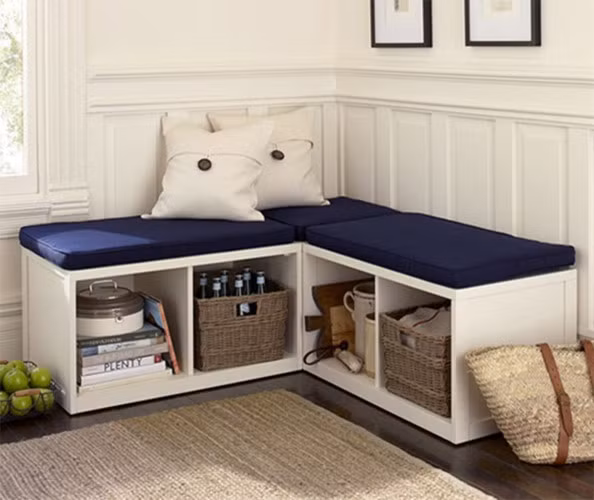 Ghế ngồi kết hợp các ngăn đựng đồ được bố trí ở góc phòng chắc chắn là một ý tưởng sáng tạo tuyệt vời làm căn phòng lạ mắt và thoáng đãng hơn.