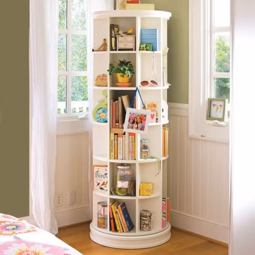 Một cái giá sách xoay vừa giúp bạn để những cuốn sách và món đồ mà mình yêu thích lên, vừa tạo điểm nhấn mới lạ cho không gian phòng ngủ.