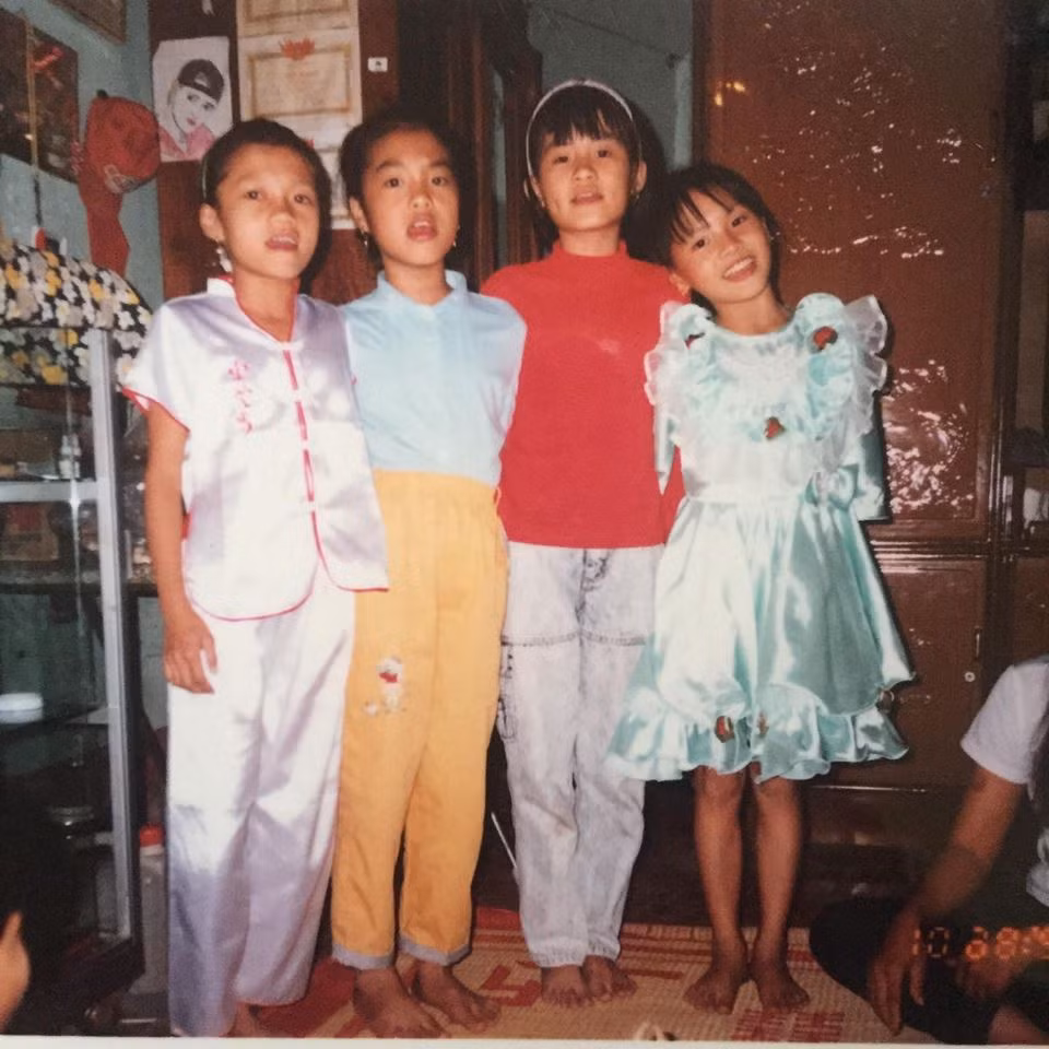 Bảo Thanh hạnh phúc khi các bạn tới tham dự buổi tiệc sinh nhật của cô khi còn nhỏ.