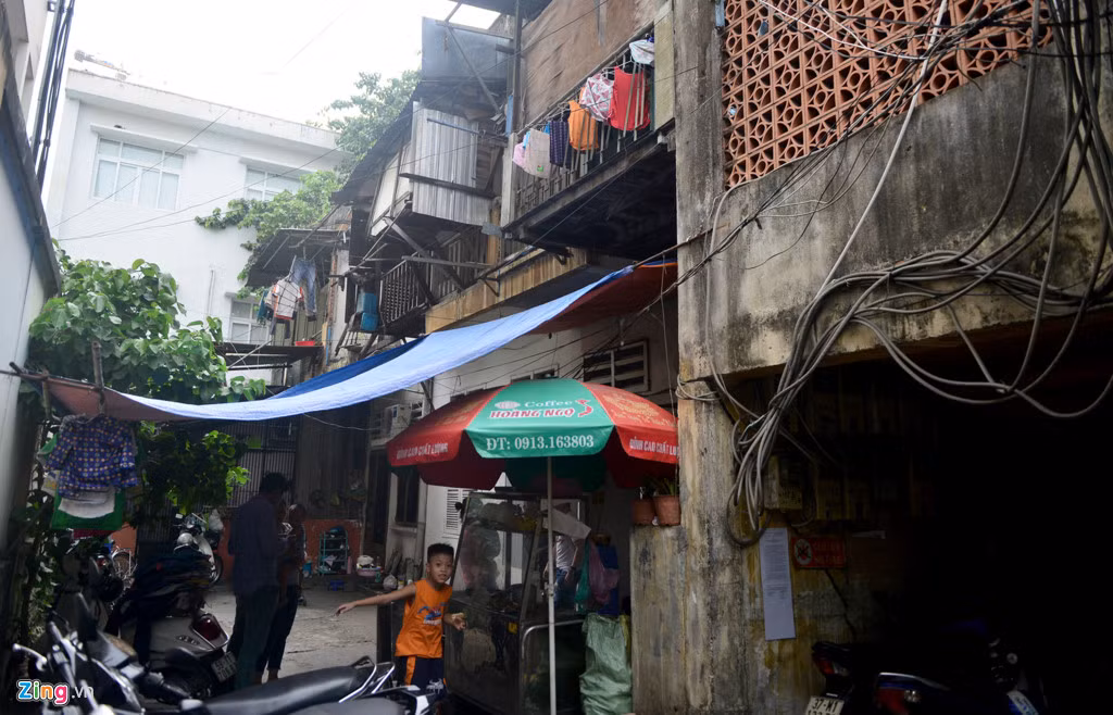Nhìn tổng thể mặt trước chung cư khá nhếch nhác với dây điện chằng chịt, các hộ cơi nới ban công...