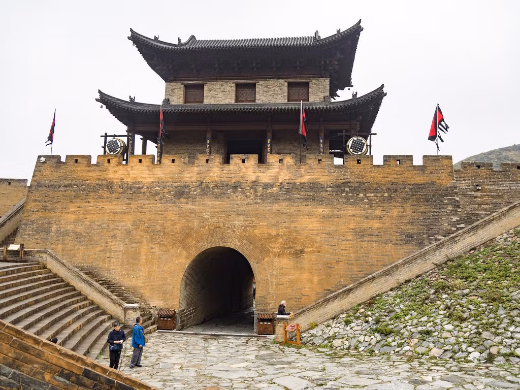 Khi đến Nhạn Môn, du khách không chỉ được ngắm nhìn cảnh sắc vùng biên ải, mà còn được tìm hiểu những câu chuyện lịch sử xung quanh nó. Du khách có thể tìm thấy một số bức tượng của các thành viên Dương Gia dọc theo con đường vào của Nhạn Môn Quan, hay đến thăm đền thờ Quan Vũ ở cổng phía tây. Ảnh: Rita Willaert/Flickr.