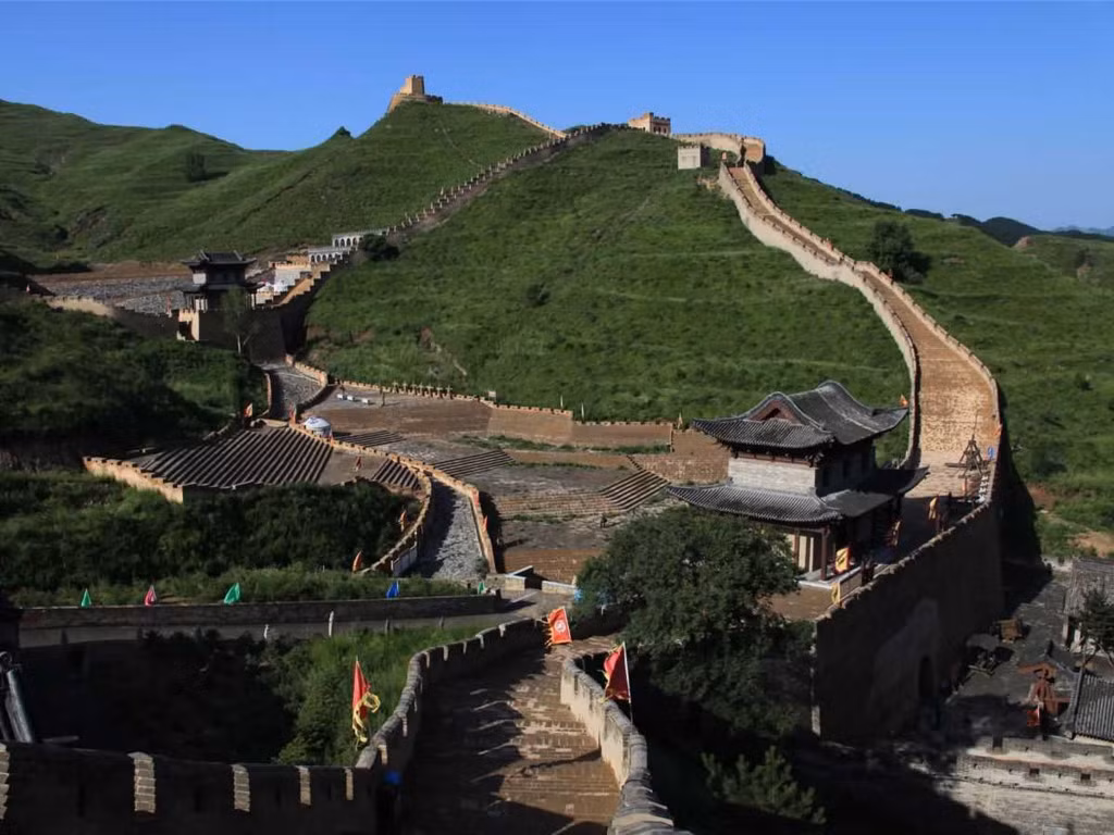 Cái tên Nhạn Môn Quan xuất phát từ việc nơi đây có rất nhiều chim nhạn. Cửa ải nằm giữa hai bên là dãy núi cao, chỉ chim nhạn bay qua được. Ảnh: Chinesewishes.