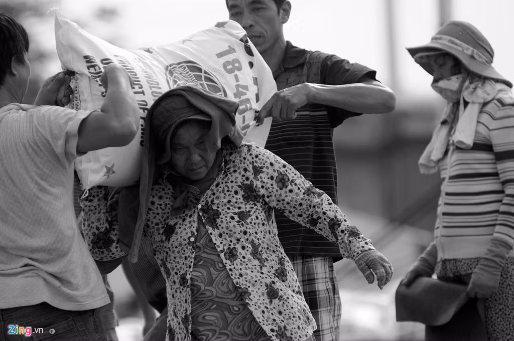 Bà Nguyễn Thị Nhiễu (58 tuổi, ngụ quận 8) đã có hơn 30 năm trong nghề bốc vác đạm từ xe tải lên thuyền ở kênh Tẻ, quận 7, TP.HCM. Tuy nhiên, không phải lúc nào cũng có việc để làm. Khi đó gánh nặng cơm áo còn nặng hơn công việc hàng ngày. Bà Nhiễu là người phụ nữ có thâm niên lâu nhất trong nghề tại đây. Bà tâm sự những bữa không có việc là phải chạy vạy đi vay hai ba chục nghìn để mua gạo cho cả nhà 6 người ăn. Trung bình mỗi ngày nếu có việc đều bà kiếm được khoảng 80.000-150.000 đồng. Khi không có hàng thì không có xu nào.