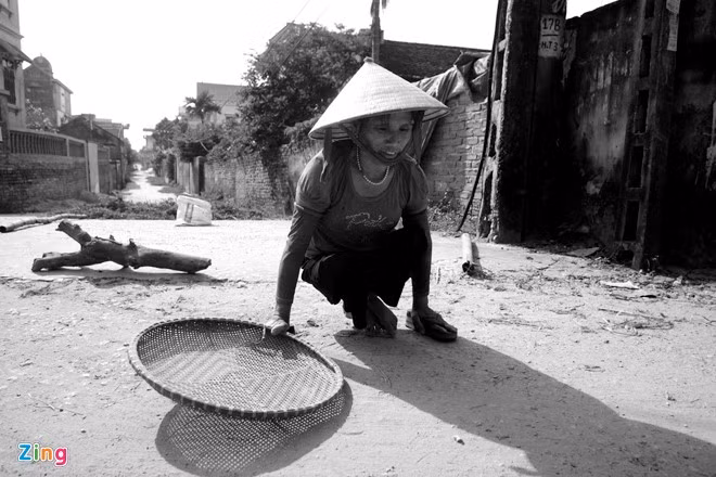 Chị Phan Thị Hải làng Đông Miếu (xã Hoài Thượng, Thuận Thành, Bắc Ninh) bị bại liệt, phải đi lại bằng tay hơn 50 năm qua. Chị sống trong một căn nhà nhỏ chưa đầy 10 m2 trên triền đê. Chị vốn có 5 anh chị em nhưng ai cũng yên bề gia thất, chỉ riêng mình chị sống cô độc, không chồng con, cô đơn, vất vả, nhất là việc di chuyển và làm lụng. Công việc của chị là nuôi gà, lợn và trồng rau rồi đi bán lấy tiền tự nuôi thân. Chị đang mơ ước có một đứa con nuôi để bớt đi phần nào sự cô quạnh và sau này được nương tựa tuổi già. Ảnh: Lê Hiếu.