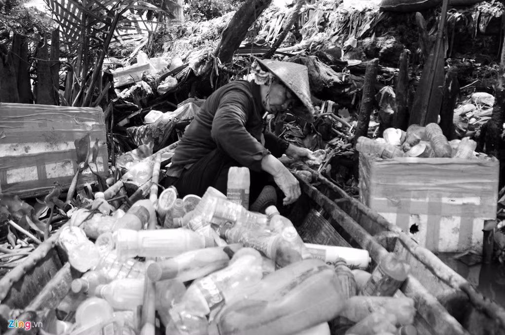 Bà Phạm Thị Huệ (74 tuổi) sống ở mé sông Sài Gòn. Đã 10 năm nay, bà Huệ lấy nghề lượm ve chai trên sông làm nghề chính của mình. Bà quê gốc ở Đồng Tháp. Khi chồng mất bà dắt con gái lên TP.HCM tìm việc mà không có người thân thích. Bà Huệ đưa con gái ra mé sông Sài Gòn dựng chòi ở tạm rồi tìm đủ thứ nghề để kiếm tiền nuôi con. Trước khi làm công việc lượm ve chai, bà từng đi bán xôi, nhận may quần áo… nhưng số tiền kiếm được không đủ sống. Giờ đây, ngày nào bà cũng ngồi trên chiếc thuyền nhỏ, lênh đênh trên sông nước. Bà cho hay khổ nhất là những lúc đang vớt ve chai thì có chiếc ghe lớn đi qua làm sóng đánh úp cả thuyền. Sức khoẻ của bà yếu dần vì mang trong mình căn bệnh ung thư vòm họng.