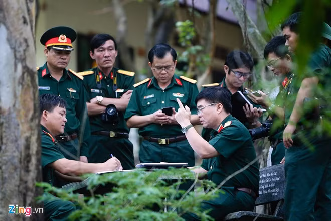 Trưa cùng ngày, Thượng tướng Võ Văn Tuấn, Phó tổng Tham mưu trưởng Quân đội Nhân dân Việt Nam, có mặt tại huyện Tân Thành chủ trì cuộc họp khẩn cấp bàn phương án tìm kiếm, cứu hộ, cứu nạn. Lực lượng chức năng điều động 400 cán bộ, chiến sĩ, dân quân và người dân vào cuộc.