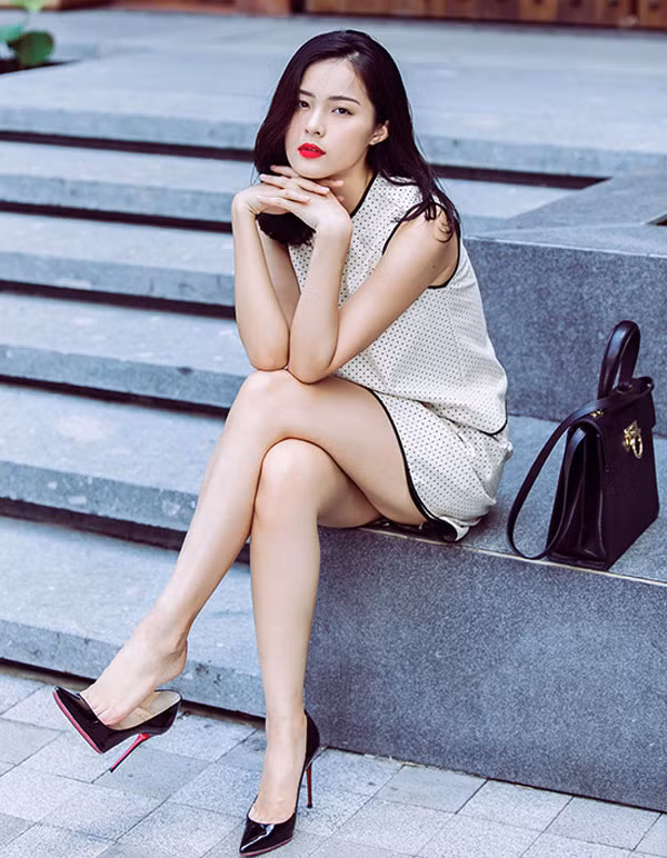 Từ khi yêu đại gia Cường Đô la và bước sâu hơn vào làng giải trí mỹ nhân không góc chết Hạ Vy ngày càng xinh đẹp, quyến rũ.
