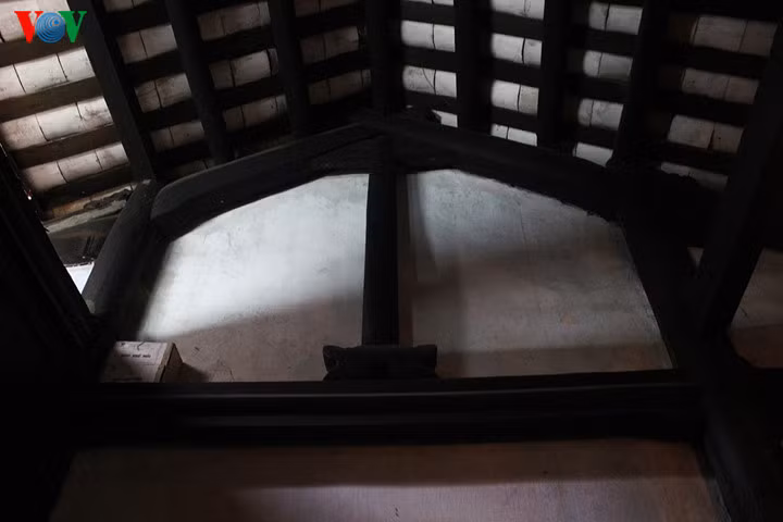Bên trong gian thờ là kiến trúc của người Việt. Kiến trúc của người Việt được thể hiện ở 3 cây cột có hình mũi tên và cung tên hướng lên trời, ông bà quan niệm, 3 mũi tên hướng lên trời sau này con cháu làm ăn phát đạt, thịnh vượng và giàu có.