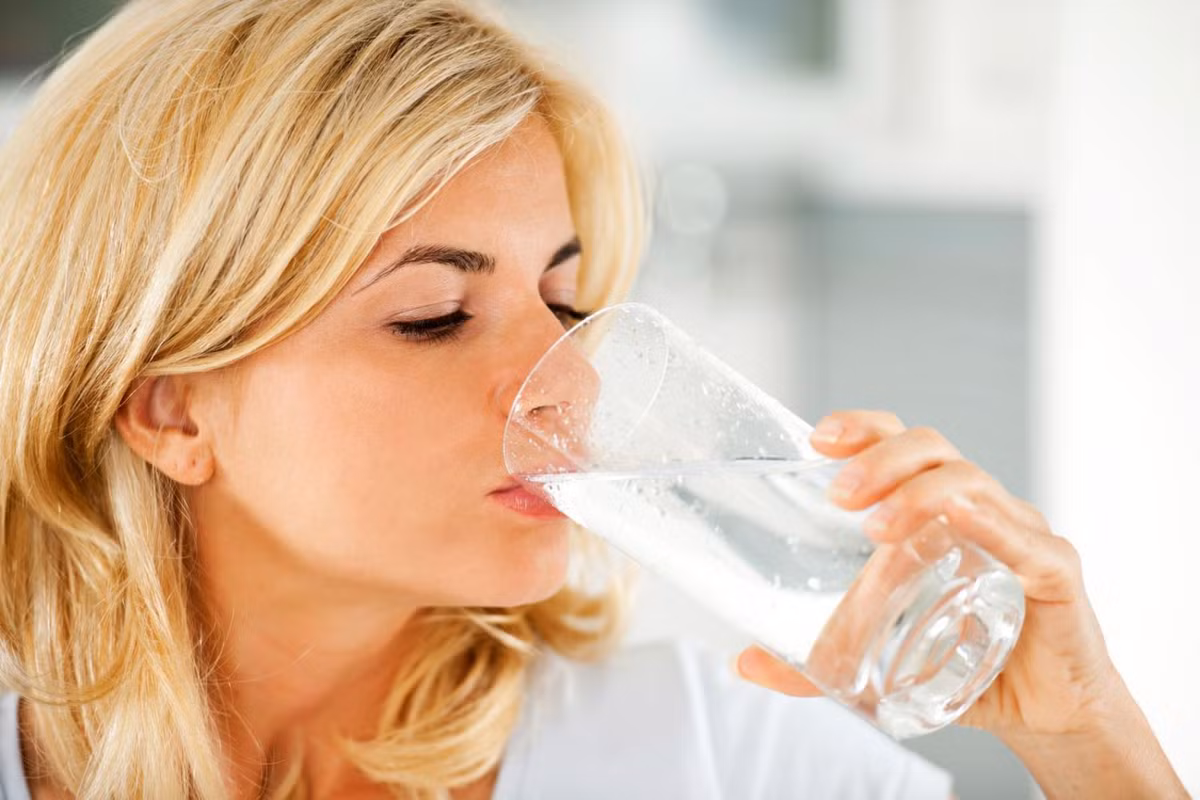 Bạn không nên uống nước muối vào buổi sáng.
