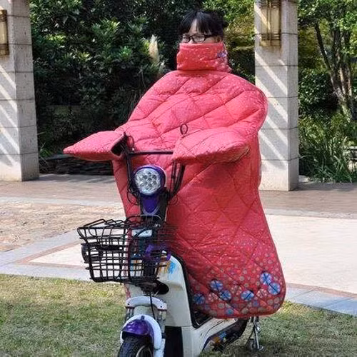 Chiếc áo khoác chăn bông này được quảng bá là sản phẩm dùng để tránh rét khi đi đường, với kỹ thuật chần bông khá giống cách may chăn. Thiết kế lùng bùng che kín từ đầu đến tay, chân như áo mưa, vừa giống tạp dề làm bếp khiến không ít cư dân mạng phải bật cười. Áo có nhiều màu sắc khá tươi sáng như tím, đỏ, xanh…