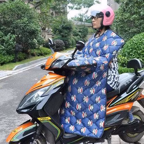 Chỉ có một số rất ít ý kiến cho rằng chiếc áo này được thiết kế hợp lý cho tiết trời “thấu xương” ở Hà Nội hay có ý định mua về để dùng kết hợp thay cho tạp dề và găng tay làm bếp. Bên cạnh đó, cũng có nhiều bạn trẻ suy nghĩ khá nghiêm túc và phản đối việc quảng bá, kinh doanh những mặt hàng tương tự vì trang phục quá rườm rà này dễ trở thành tác nhân gây tai nạn giao thông trên phố.