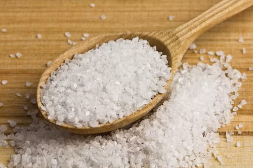 Muối có khả năng giữ nước rất cao, chúng sẽ làm cho da của bạn bị phồng lên, nhất là ở vùng bọng mắt. Muối còn làm tăng huyết áp và ảnh hưởng đến lượng collagen trong cơ thể.