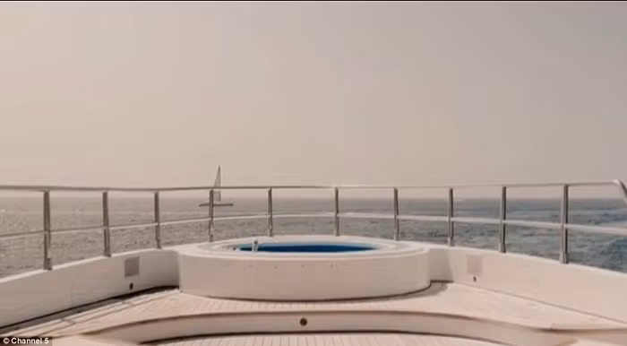 Jacuzzi trên boong thuyền là không gian lý tưởng cho những buổi tiệc rượu.